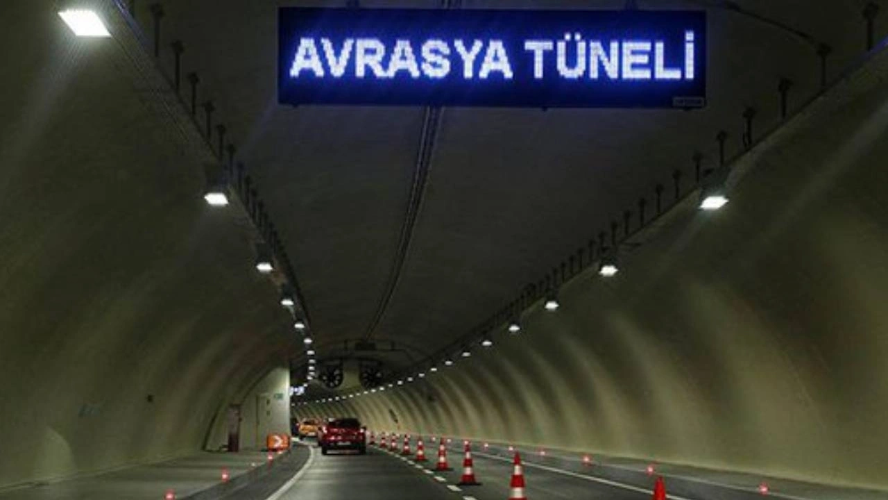Son Dakika | Avrasya tünelini su bastı! Feci kazanın ardından trafiğe kapatıldı