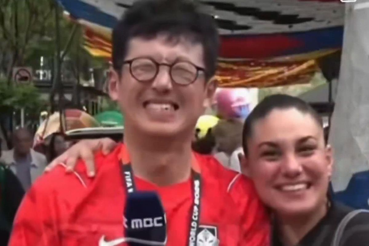 Dünya Kupası yayınında ilginç anlar! Canlı yayındaki muhabiri bir anda öptü