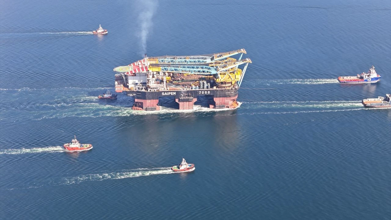 Dev gemi Çanakkale Boğazı'ndan geçti