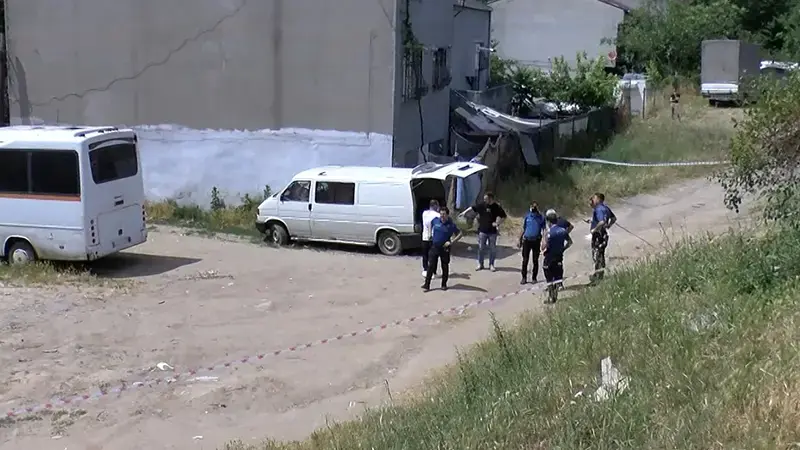 Bağcılar'da arsada oyun oynayan çocuklar araçta ceset buldu