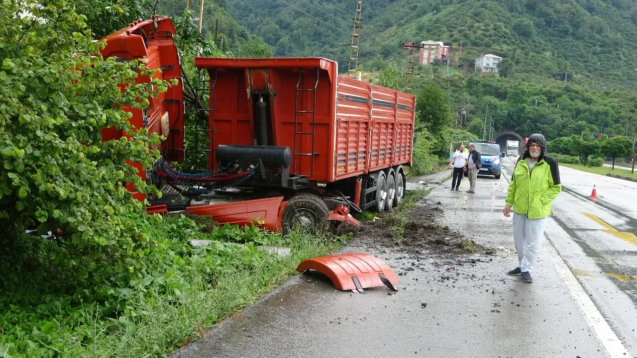 Giresun'da facianın eşiğinden dönüldü! Kamyon evin bahçesine girdi