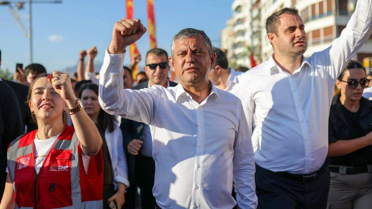 Özgür Özel'in 'Yeni Parti'sinde Geri Sayım Başladı: Adı ve Logosu Ne Olacak?