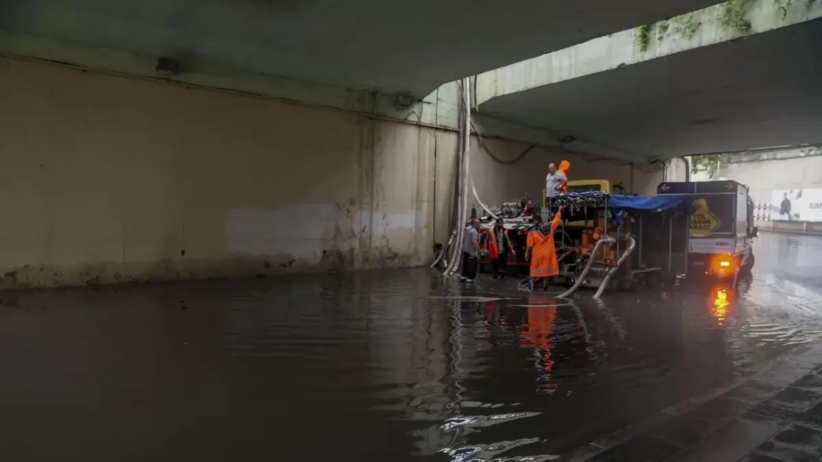 Şişli'de sağanak nedeniyle alt geçidi su bastı