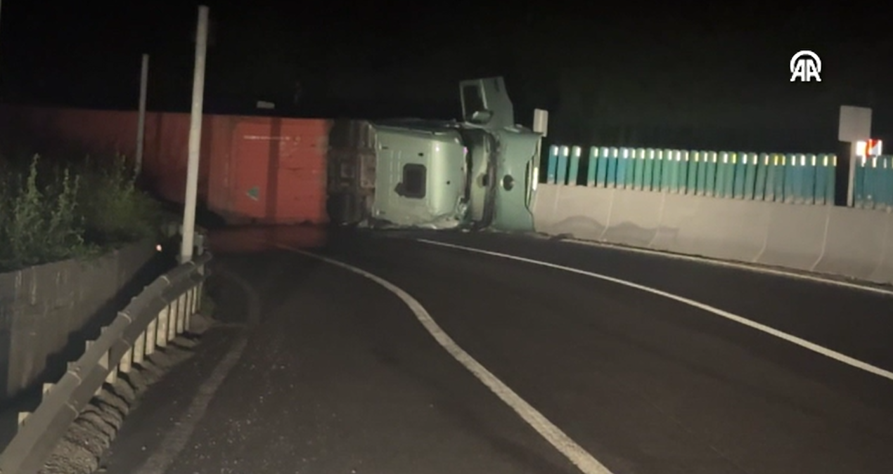Askeri mühimmat yüklü TIR devrildi! İstanbul yönü ulaşıma kapandı