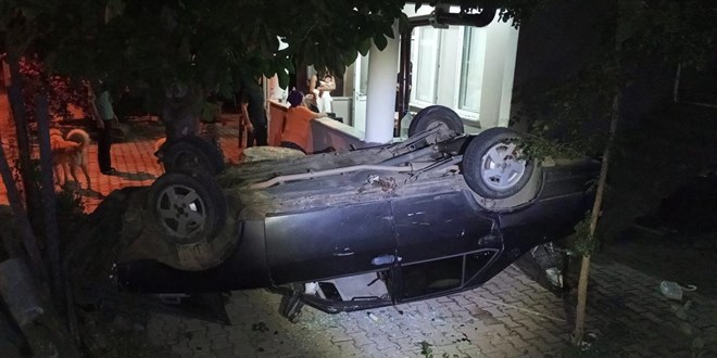 Otomobil takla atarak evin bahçesine devrildi
