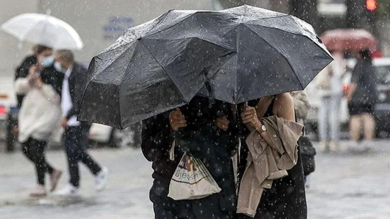 İstanbul'da yaz havası tersine dönüyor! Meteoroloji uyardı...Sıcaklıklar 7 derece düşecek: Sağanak yağış geliyor