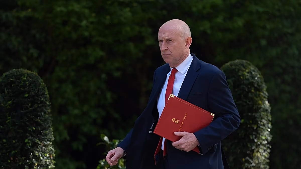 İngiltere Savunma Bakanı, bütçe planlarını eleştirip istifa etti