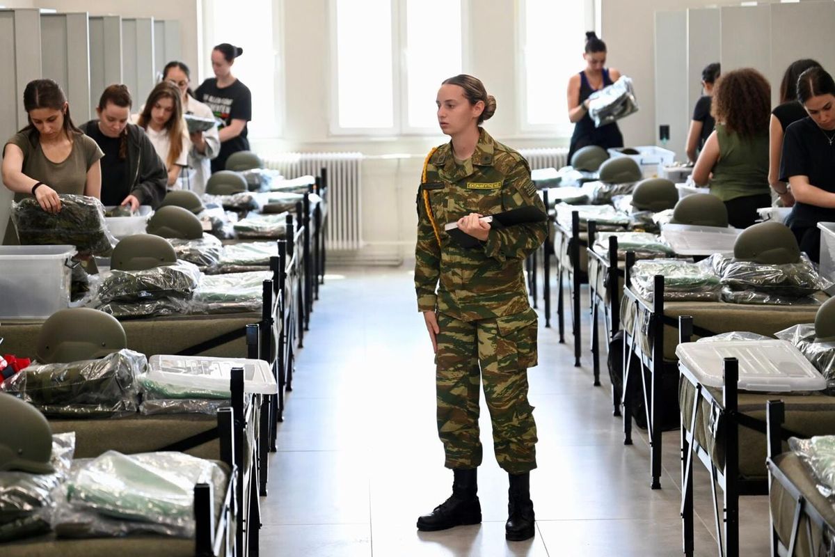 Yunanistan'da bir ilk! Kadınlar asker ocağına girdi