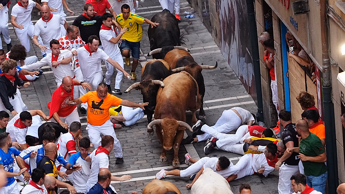 İspanya'daki San Fermin boğa koşularında yaklaşık 60 kişi yaralandı