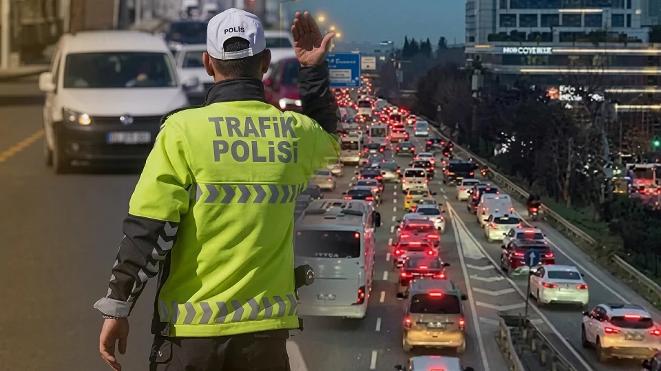 İstanbul'da yarın hangi yollar trafiğe kapatılacak? Valilik kapalı yollar listesini açıkladı | 15 Temmuz Şehitler Köprüsü yarın açık mı? Trafiğe kapatılacak güzergahlar | GÜNDEM HABERLERİ