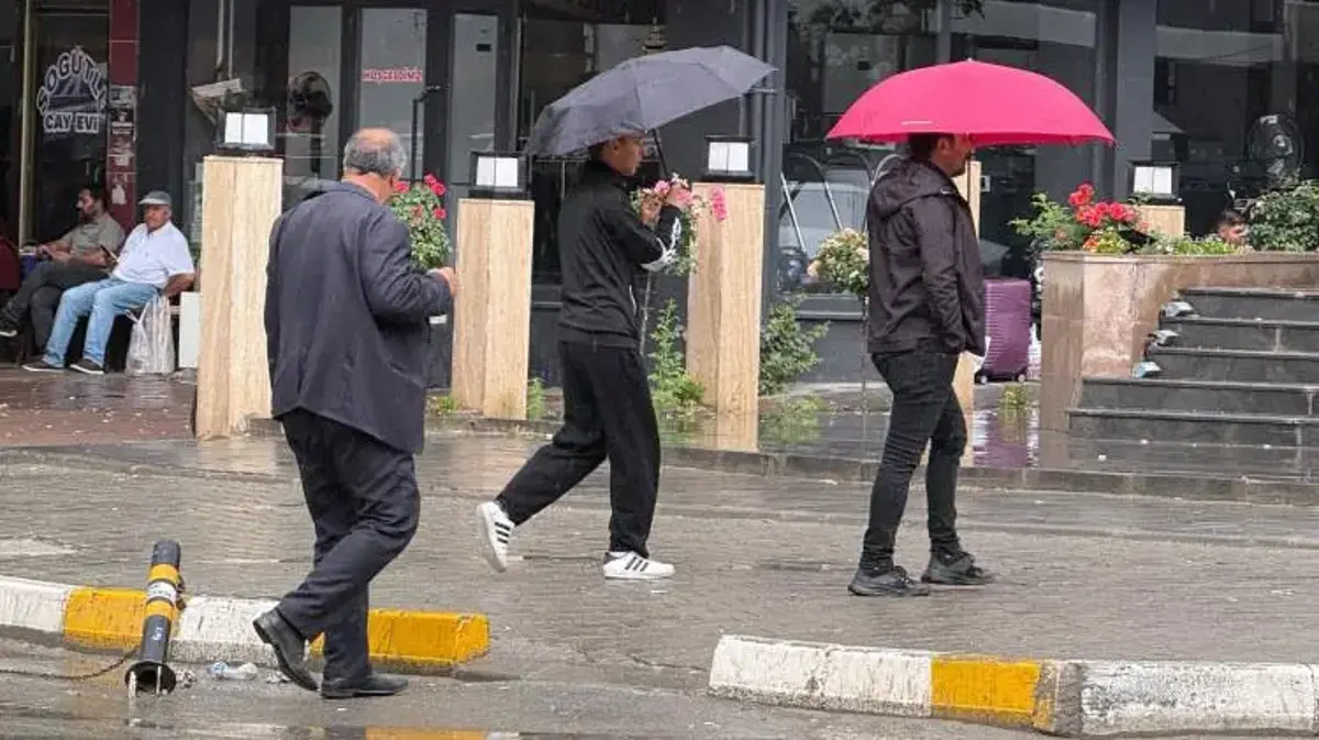 Sağanak yağış Iğdır'da etkili oldu sürücüler ve yayalar zor anlar yaşadı