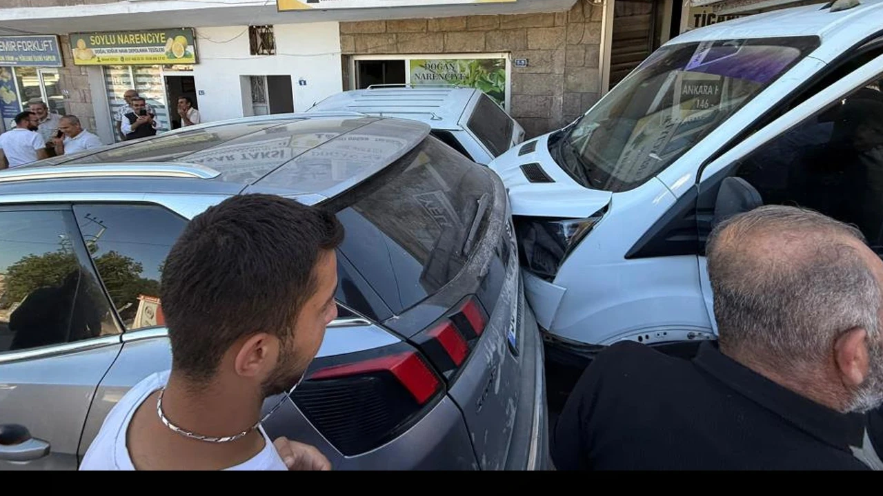 Nevşehir’de faciadan dönüldü: Saman yüklü kamyonet ortalığı birbirine kattı