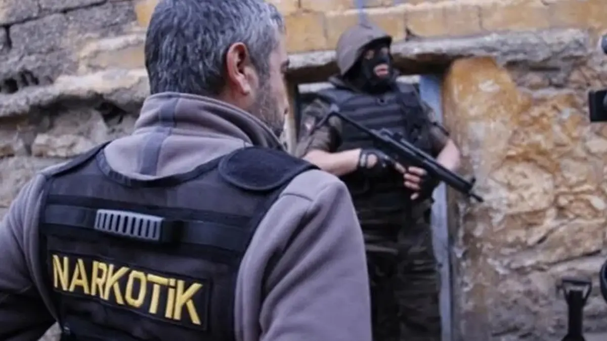 Zehir tacirlerine polis kıskacı! Torbacıların zulaları patlatıldı
