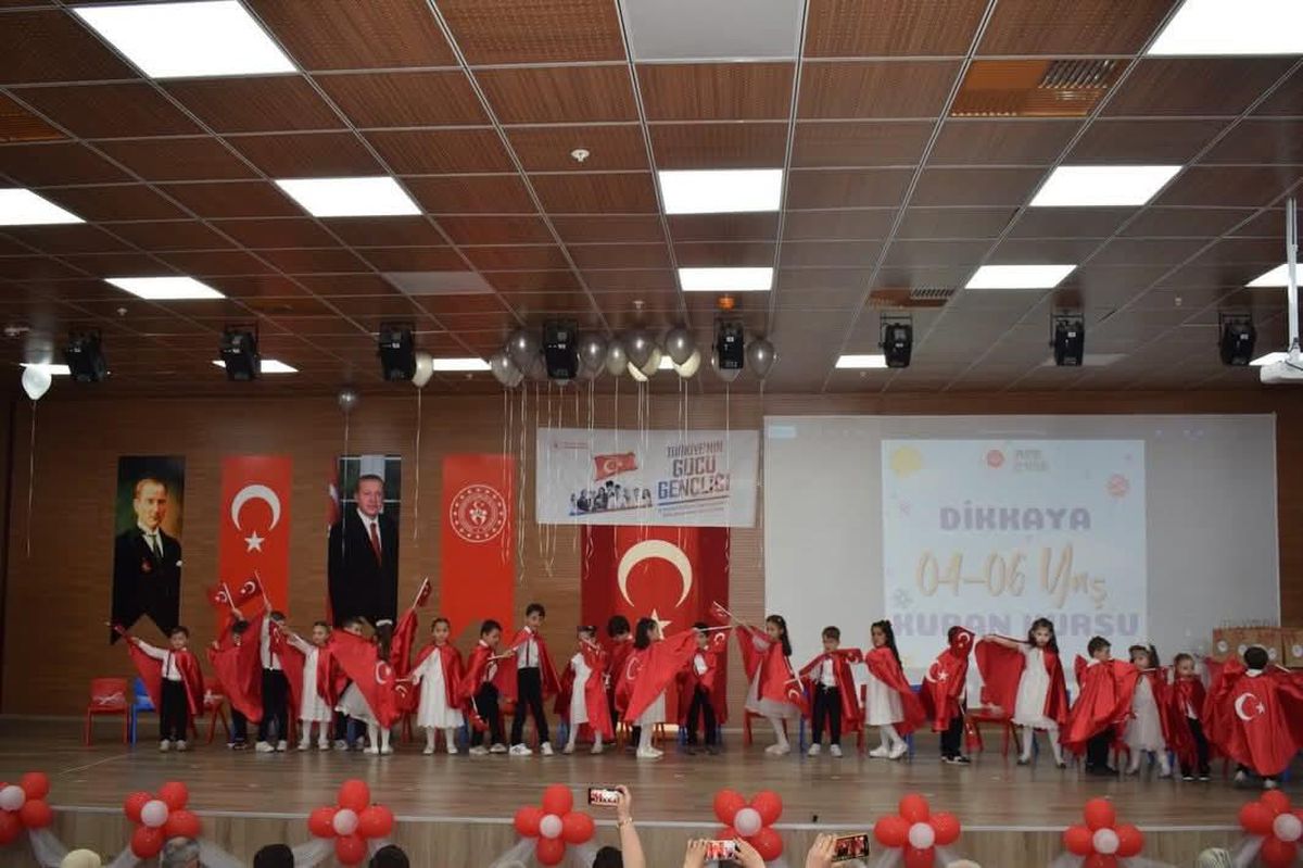 Çamlıhemşin'de minik öğrenciler sahnede gönülleri fethetti