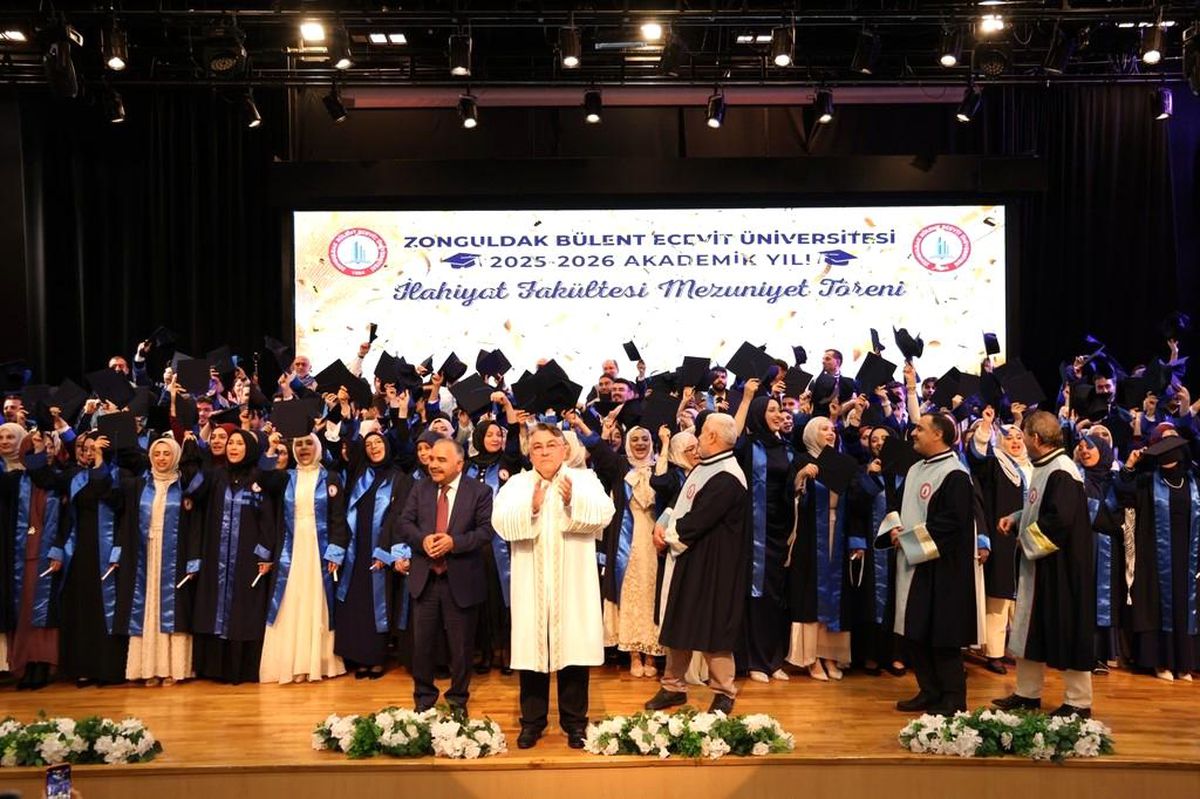 BEUN İlahiyat Fakültesi yeni mezunlarını geleceğe uğurladı