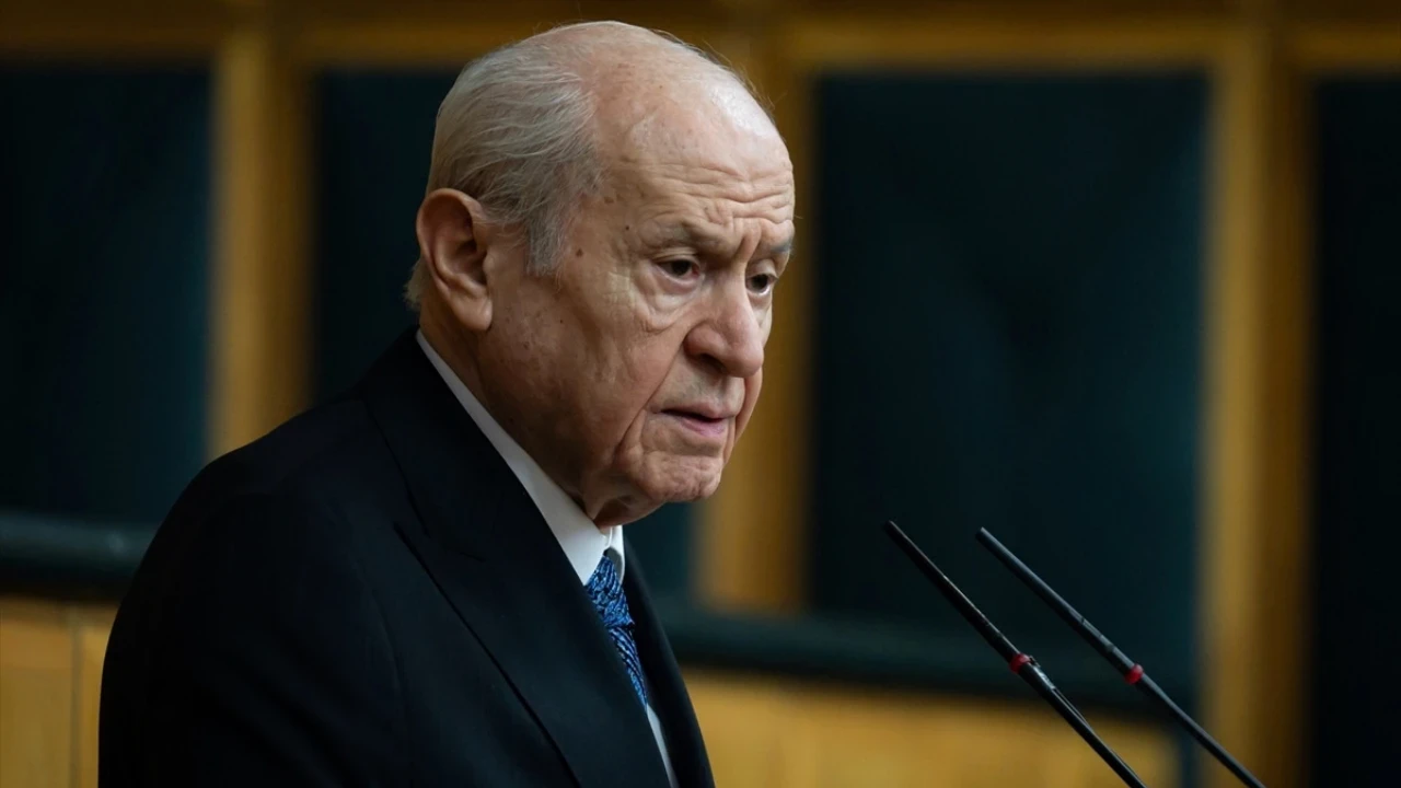 Devlet Bahçeli'den Özgür Özel'e çağrı: Ateşe körükle gitmemeli! CHP'nin önünde iki yol vardır