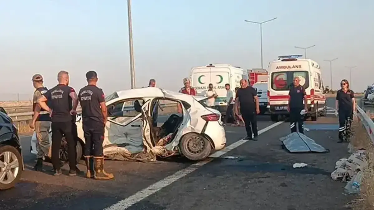 Otomobil ile minibüs çarpıştı! 2 kişi öldü, 8 kişi yaralandı