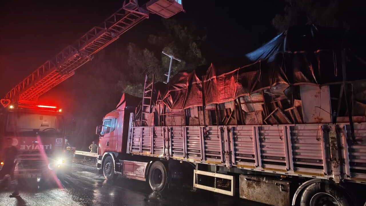 Mersin Bozyazı'da tır yangını nedeniyle D-400 kara yolunda ulaşım aksadı