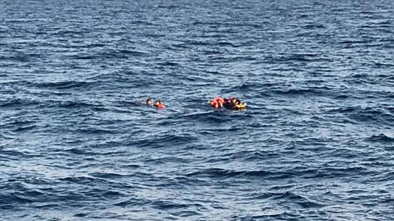 32 göçmen kurtarıldı, 14 kişi kaçarken yakalandı