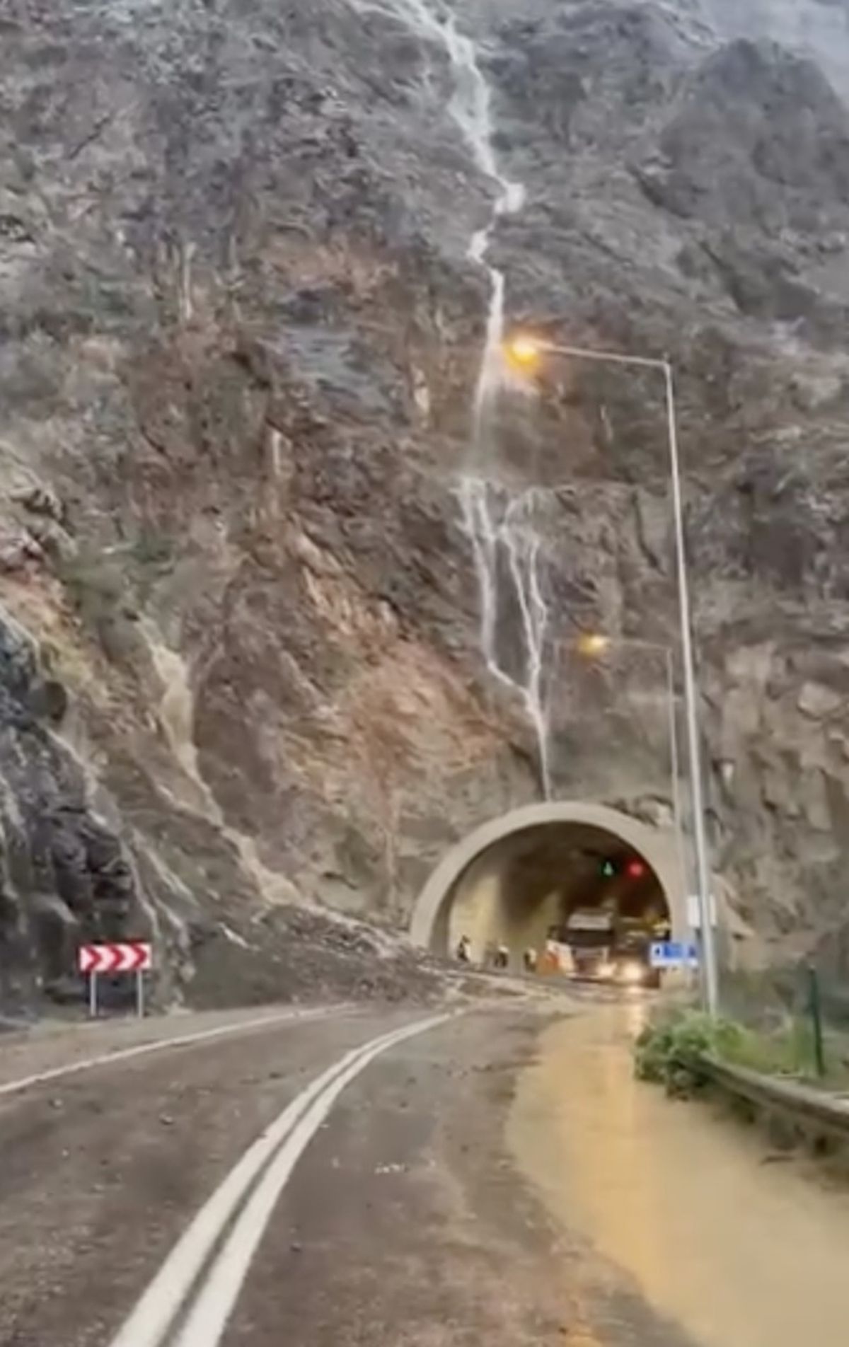 Erzurum karayolunda heyelan