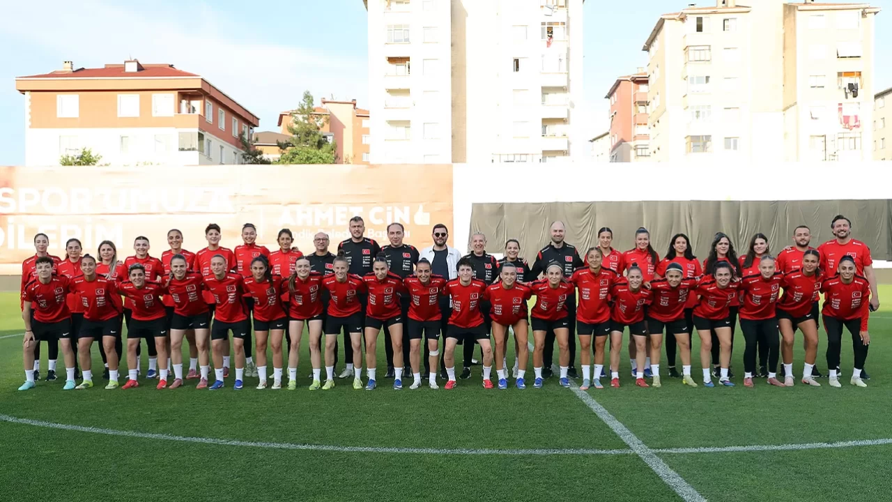Kadın A Milli Futbol Takımı, Kuzey İrlanda galibiyetiyle Dünya Kupası umutlarını sürdürdü