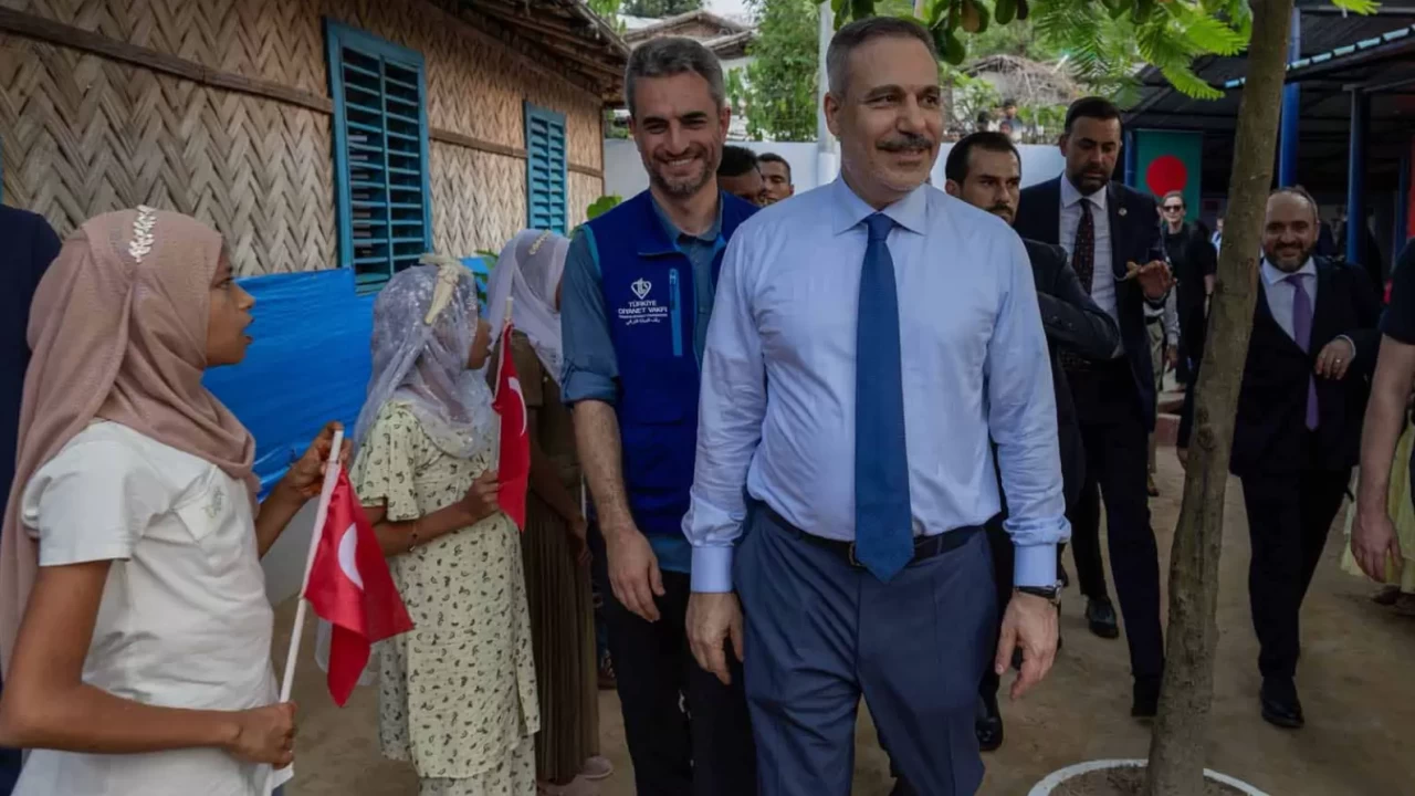 Bakan Fidan mazlumların yanında! Rohingya mülteci kampını ziyaret etti
