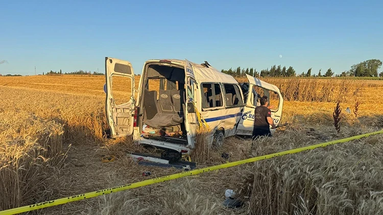 Silivri'de minibüs tarlaya uçtu: 2 ölü, 10 yaralı