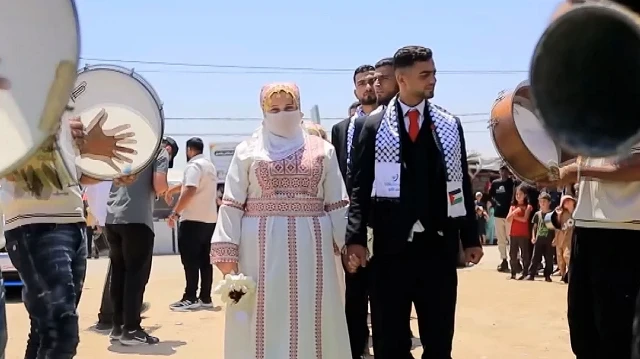 Türk yardım kuruluşunun organizasyonuyla 10 Gazzeli çift dünyaevine girdi