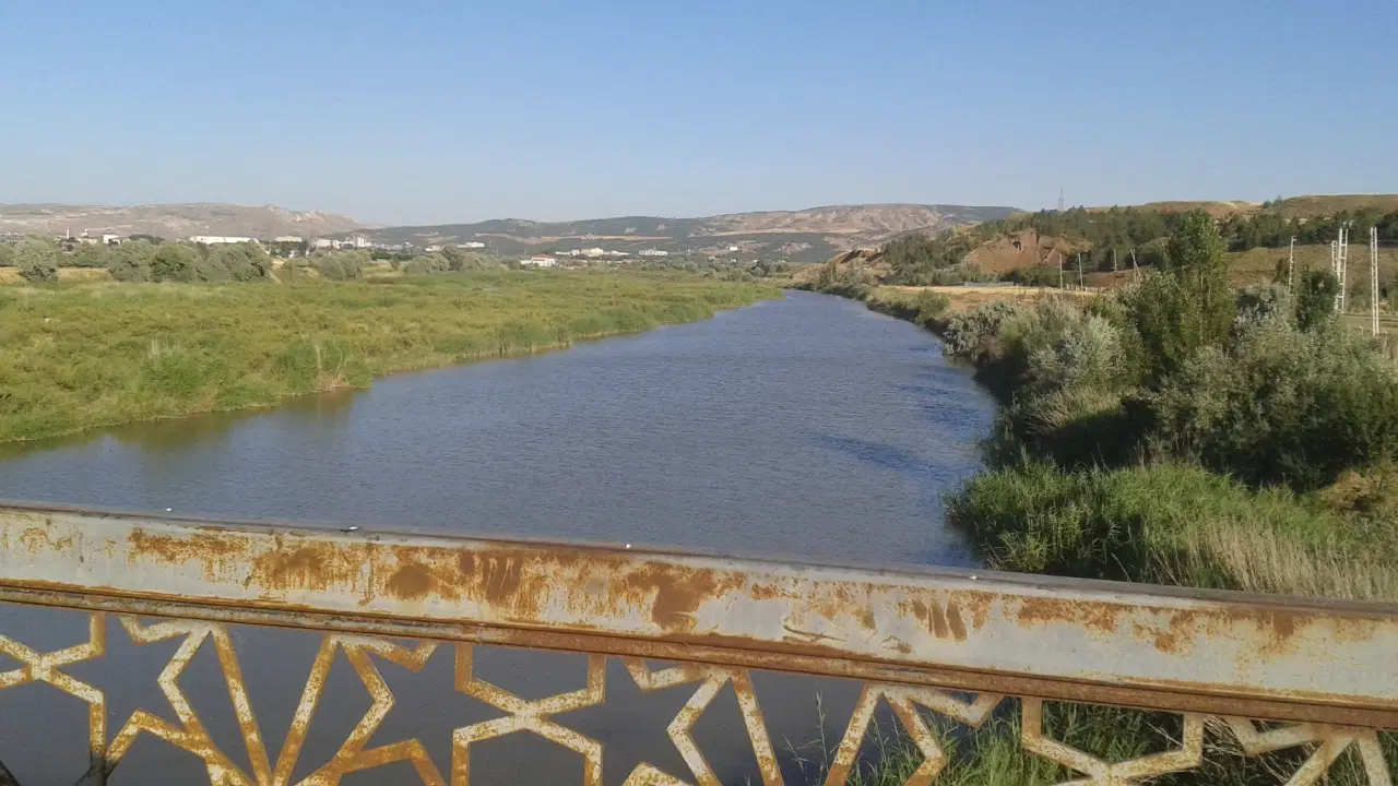 Sivas'ta Kızılırmak'ta akıntıya kapılan 3 kişiden 2'si kayboldu