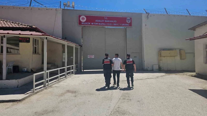 17 yıl 49 ay 37 gün hapis cezasıyla aranıyordu: Kaçmaya çalışırken yakalandı