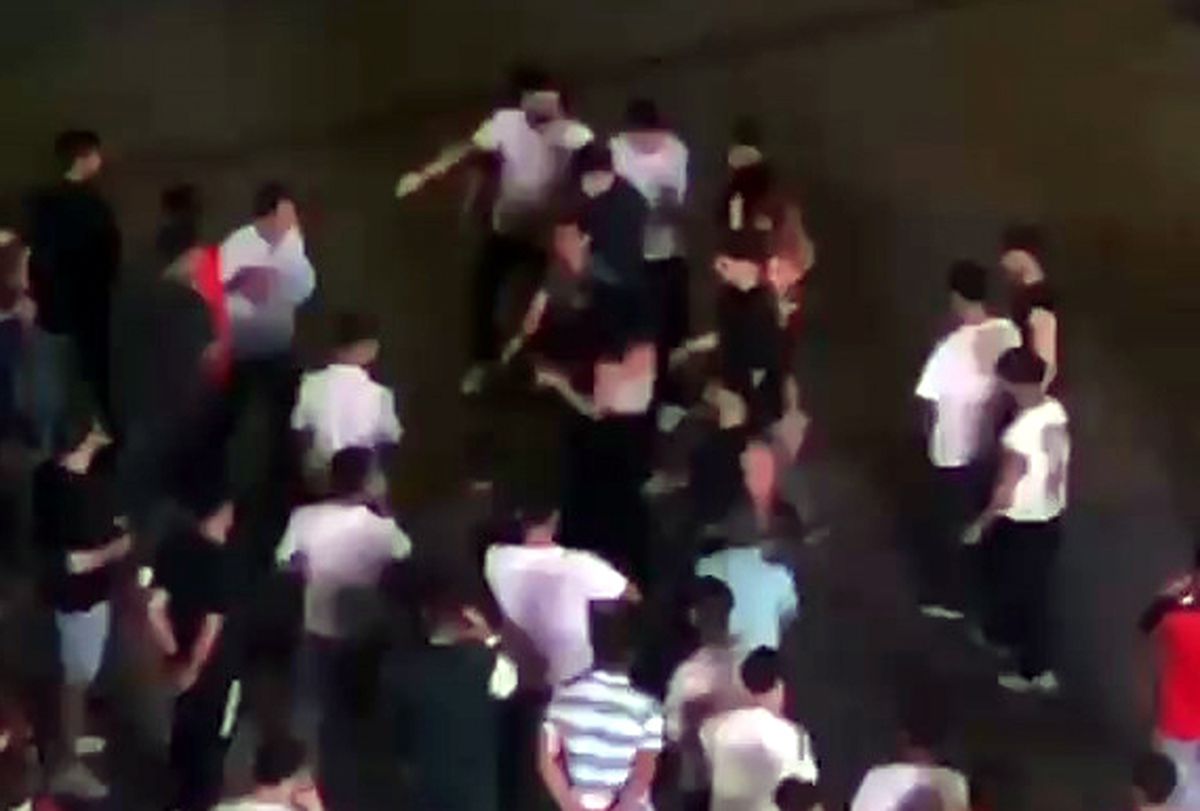 Esenyurt'ta halaydaki kadınların kavgasına erkekler dahil oldu; ortalık savaş alanına döndü