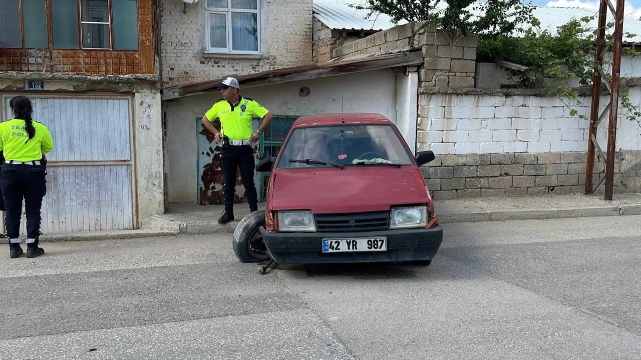 Polisten kaçarken, duvara tosladı! Aracını bırakıp kaçtı