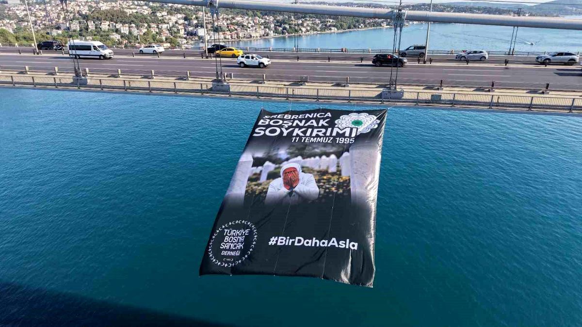 Srebrenitsa soykırımının 31. yıl dönümünde İstanbul Boğaz köprülerine pankartlar asıldı
