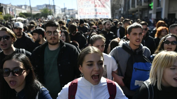 Yunanlar Arnavutluk'taki turizm projesine karşı sokağa çıktı