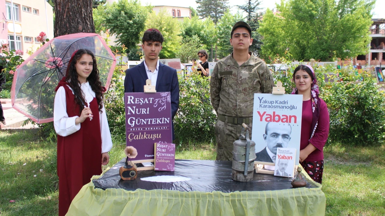 Lise öğrencileri roman karakterlerini canlandırdı