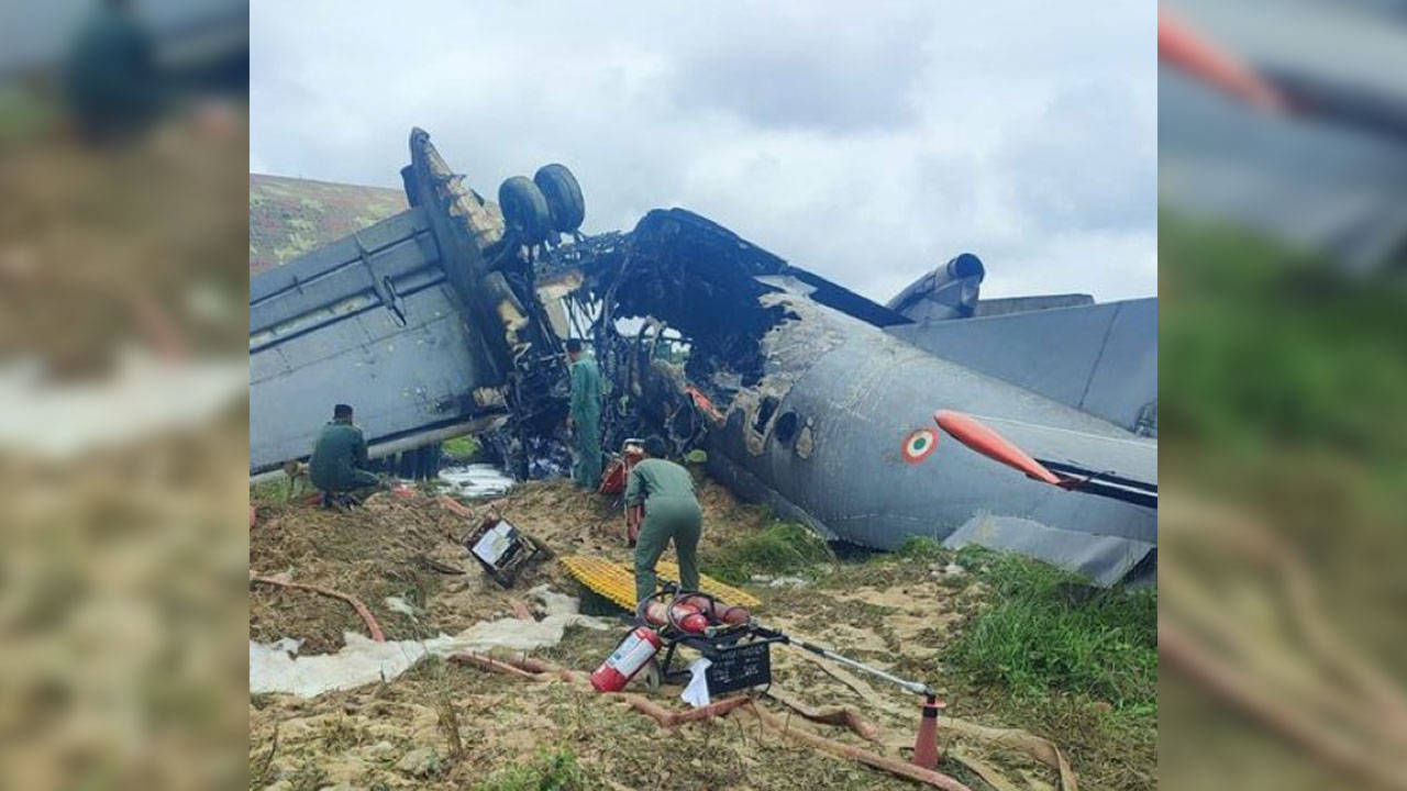 Hindistan'da Hava Kuvvetleri'ne ait nakliye uçağı düştü: 5 asker öldü