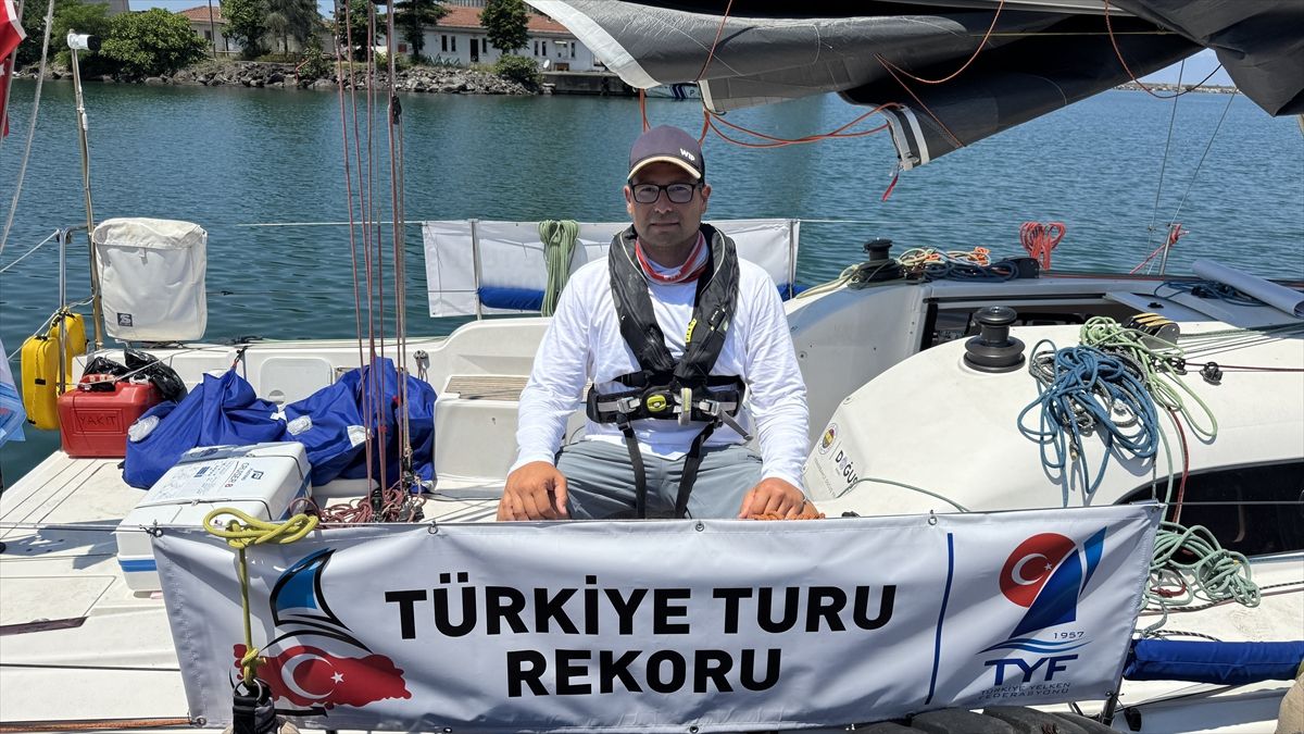 Milli yelkenci Doğukan Kandemir, rekor denemesi için Artvin'den denize açıldı