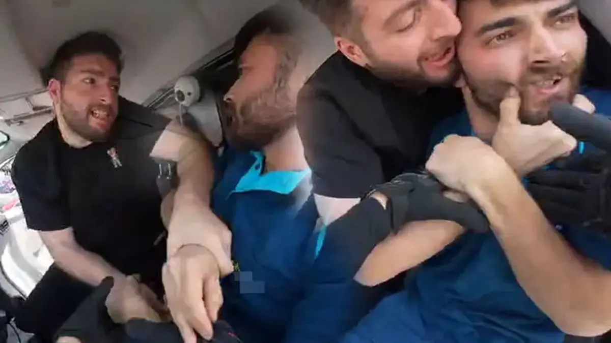 Trafikte yol verme kavgası kamerada! Kargo şoförünü aracında darbetti