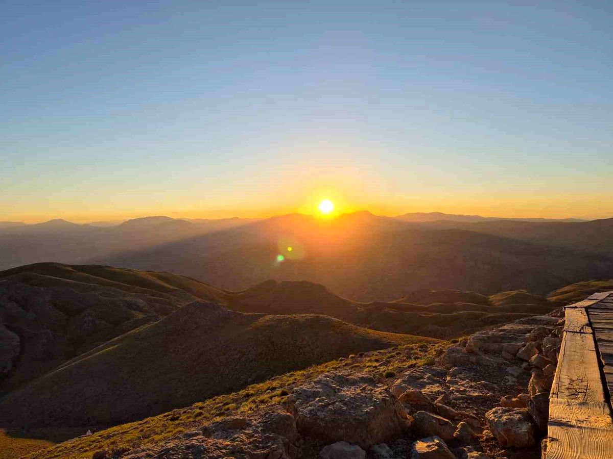 Nemrut Dağı'nda gün doğumu ve gün batımı yoğun ilgi görüyor