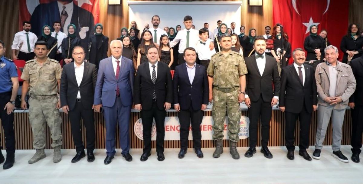 Eleşkirt'te gençlik konseri ve el sanatları sergisi düzenlendi