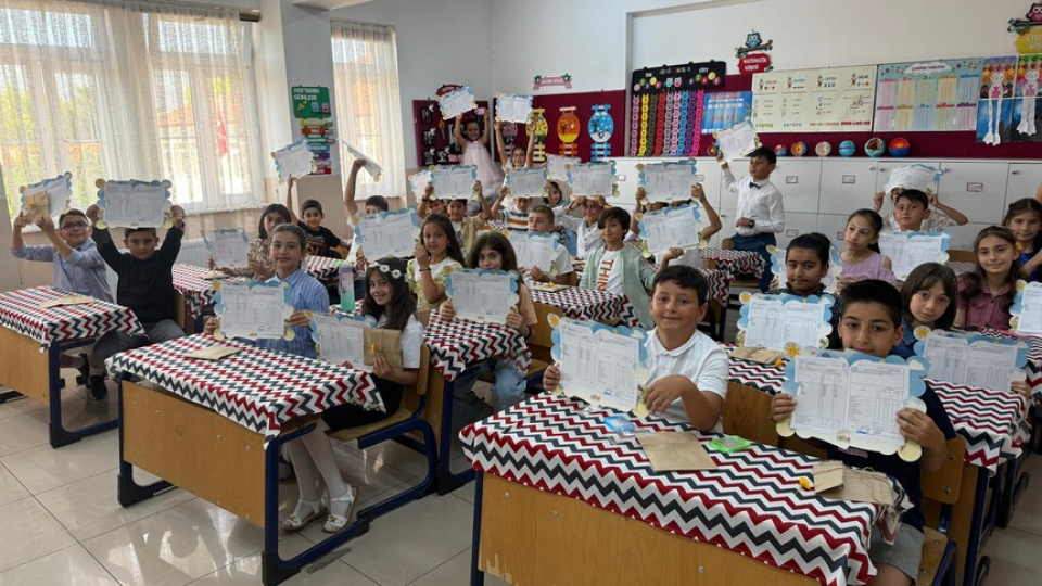 Okullarda yarın yaklaşık 18 milyon öğrenci için "karne zili" çalacak