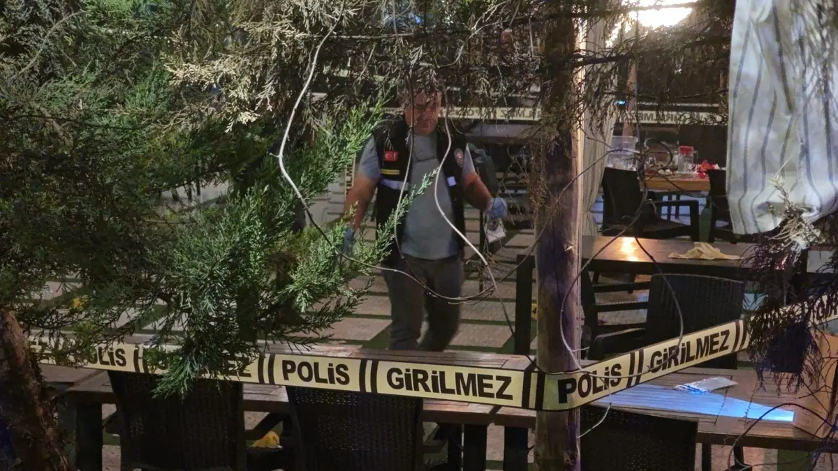 Restoran önünde silahlı saldırı! 3 kişiye yağmur yağdırdı