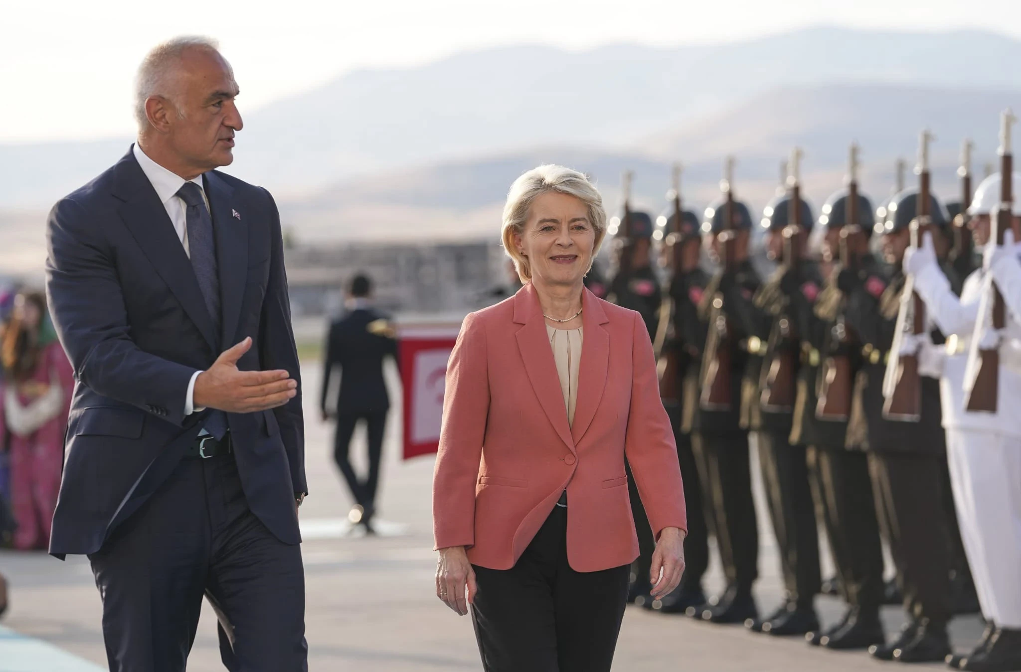 Bakan Ersoy'dan NATO Zirvesi'nde yoğun diplomasi trafiği