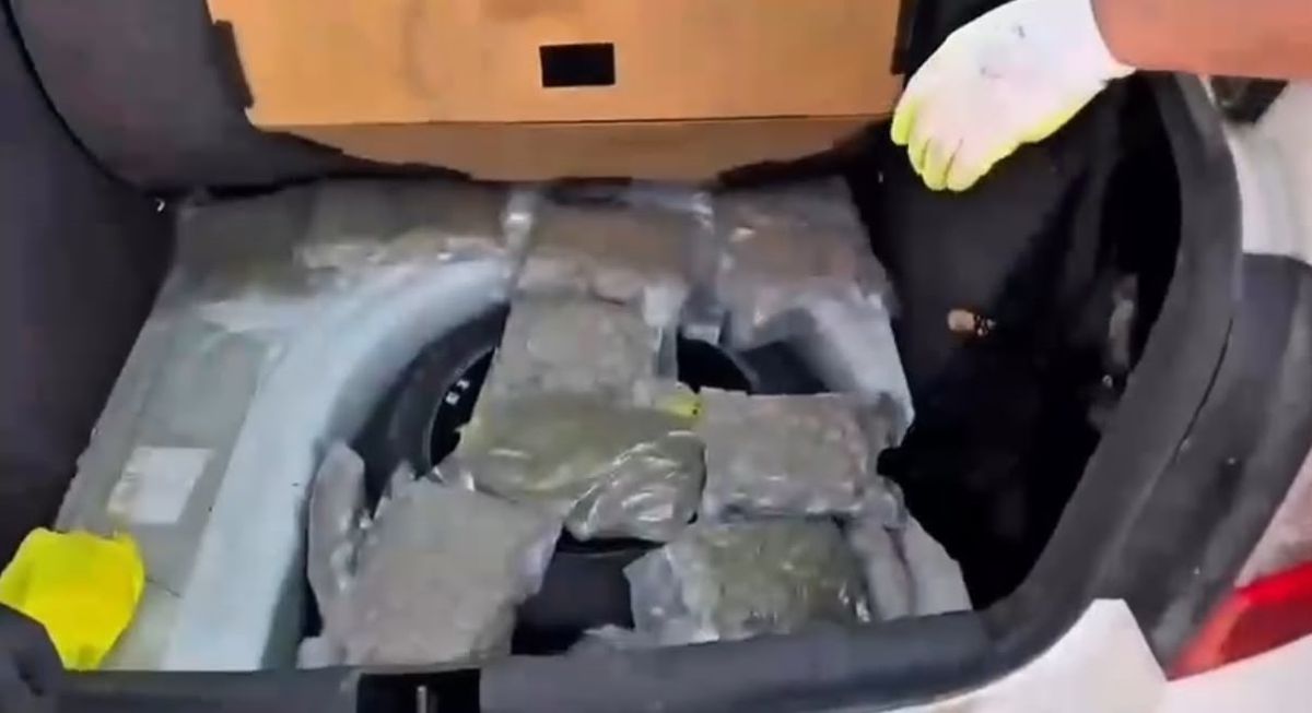 Hakkari'de otomobilde 28,2 kilo uyuşturucu ele geçirildi; kamu görevlisi tutuklandı