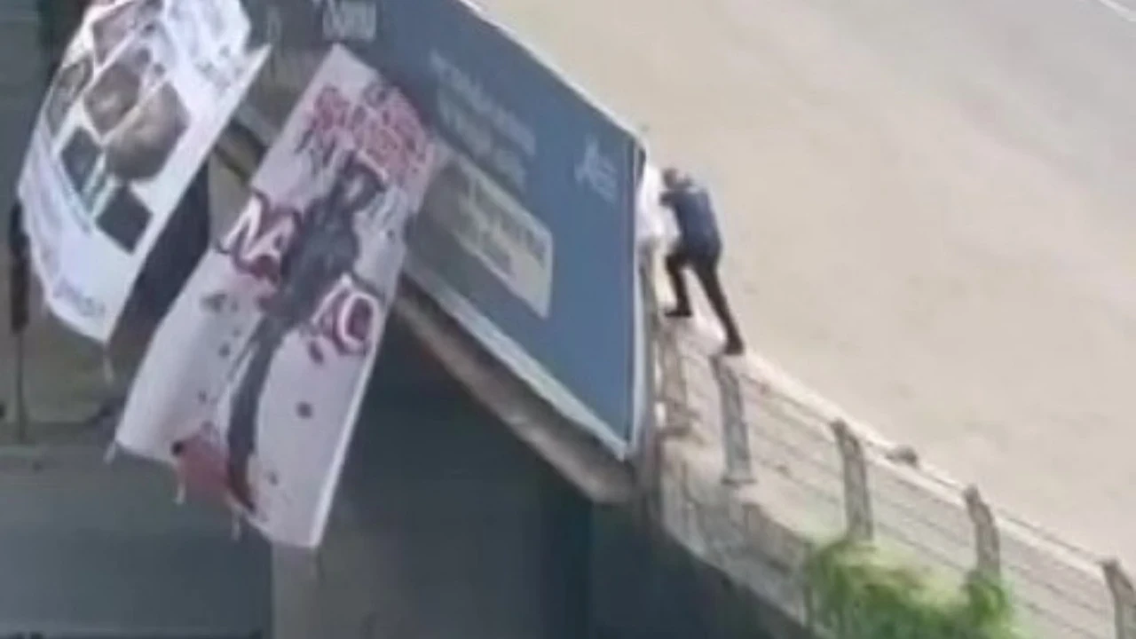 Adana'da köprüye NATO protestosu için pankart asan şahıs gözaltına alındı