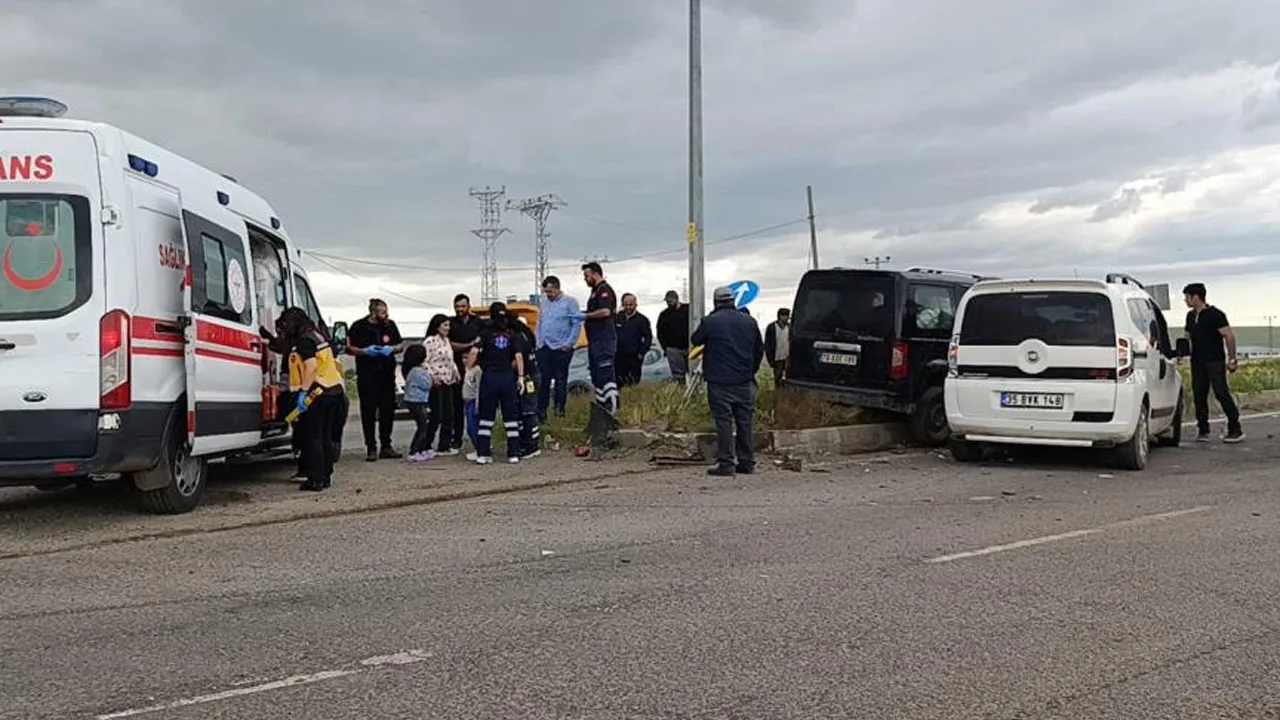 Kars’ta 2 araç çarpıştı! 3’ü çocuk 5 yaralı