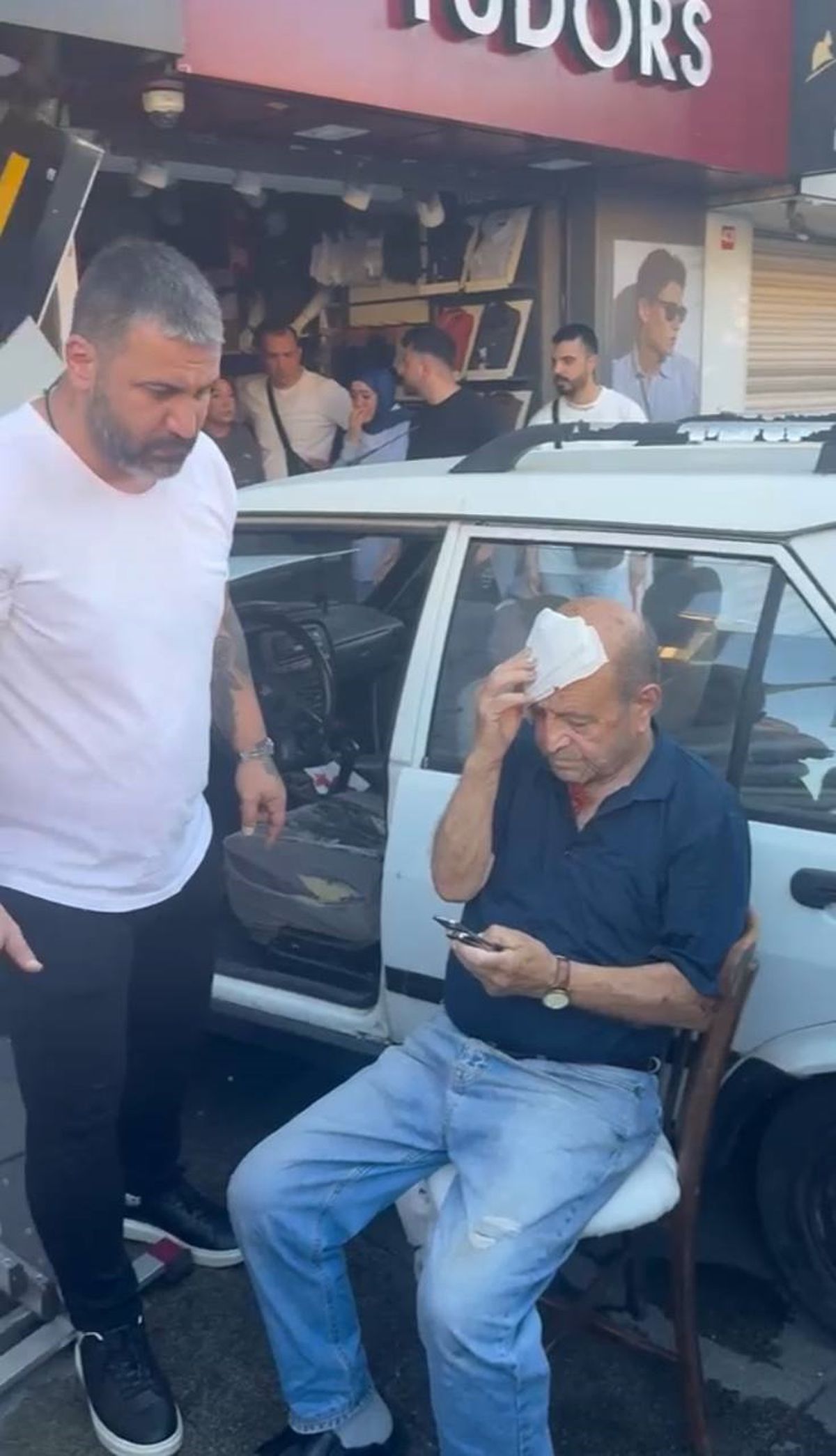 Fatih'te iş yerine giren otomobilin sürücüsü yaralandı