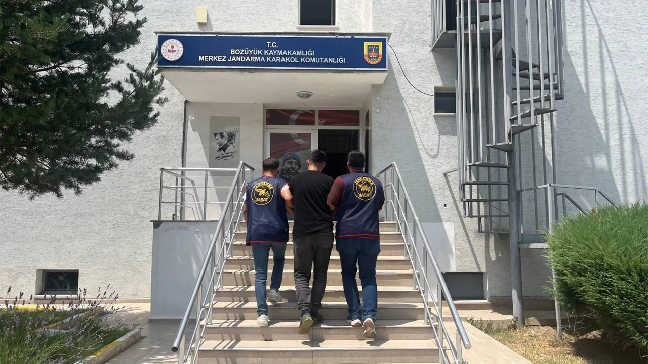 Hakaret suçundan aranan şahıs JASAT'tan kaçamadı
