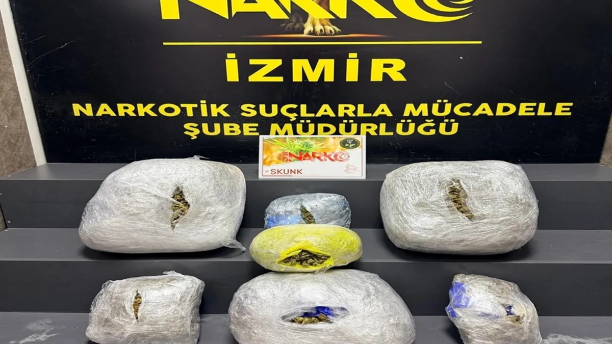 İzmir'de operasyon! Şüpheli araçtan 15 kilo zehir çıktı: 3 tutuklama