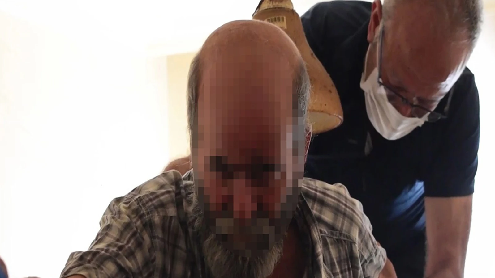 Biriktirdiği çöpler nedeniyle evde mahsur kaldı